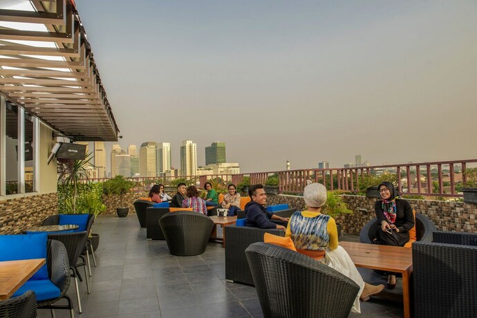Imagen del bar/restaurante del Hotel Sunbreeze Senayan. Foto 16