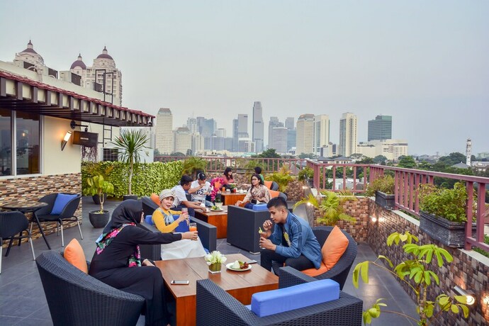 Imagen del bar/restaurante del Hotel Sunbreeze Senayan. Foto 19