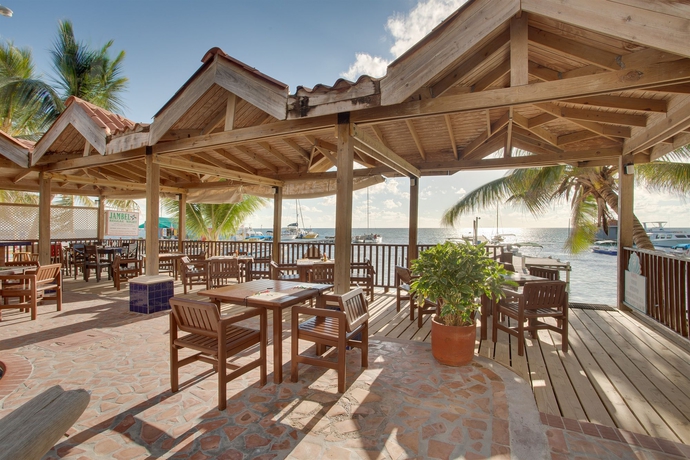 Imagen de los exteriores del Hotel Sunbreeze Suites. Foto 11