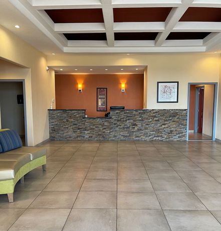 Imagen de los interiores del Hotel Sunbridge Inn and Suites. Foto 16