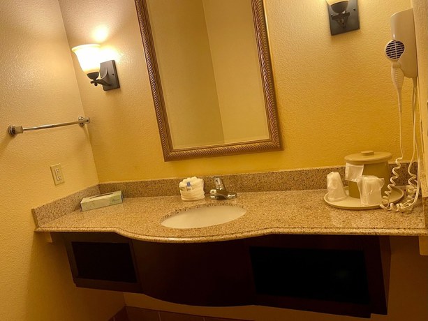 Imagen de la habitación del Hotel Sunbridge Inn and Suites. Foto 7