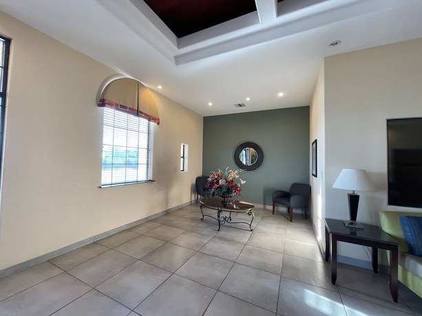 Imagen de los interiores del Hotel Sunbridge Inn and Suites. Foto 17