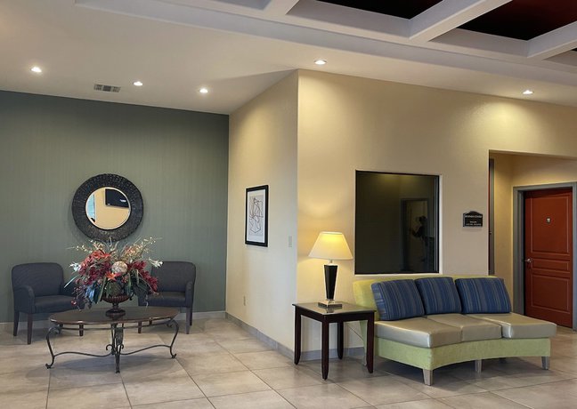Imagen de los interiores del Hotel Sunbridge Inn and Suites. Foto 20