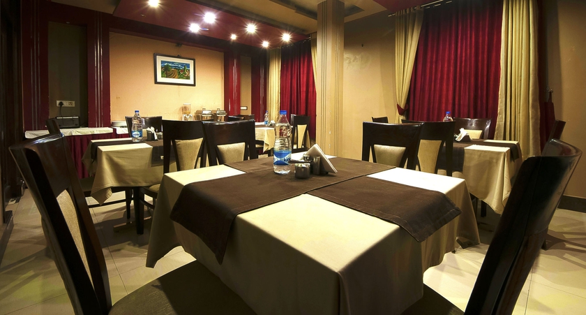 Imagen del bar/restaurante del Hotel Suncity. Foto 2