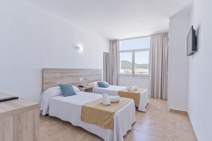 Imagen de la habitación del Hotel Suncoast Ibiza. Foto 7