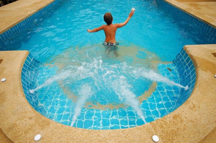 Imagen de la piscina del Hotel Sunda Resort. Foto 19