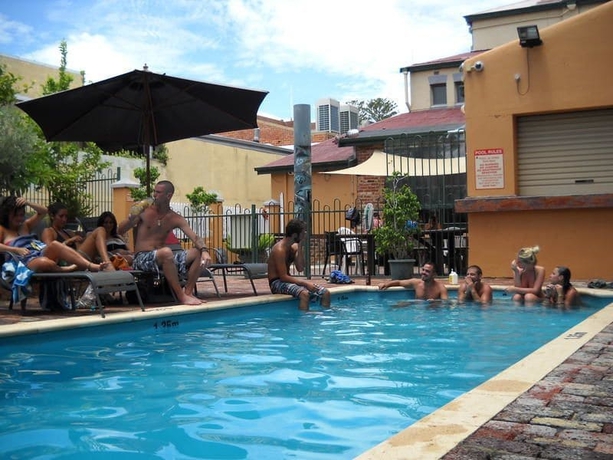 Imagen de la piscina del Hotel Sundancer Backpackers Resort. Foto 18