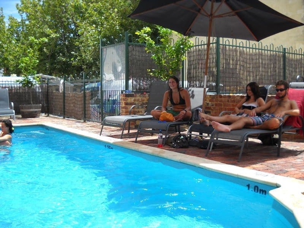 Imagen de la piscina del Hotel Sundancer Backpackers Resort. Foto 19