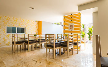 Imagen del bar/restaurante del Hotel Sunday Beachfront View Jomtien Pattaya. Foto 1