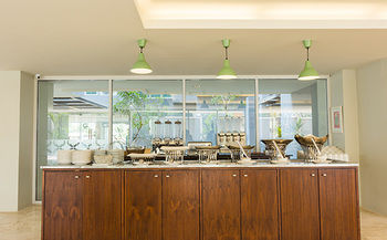 Imagen del bar/restaurante del Hotel Sunday Beachfront View Jomtien Pattaya. Foto 4