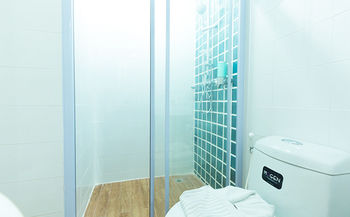 Imagen de la habitación del Hotel Sunday Beachfront View Jomtien Pattaya. Foto 11