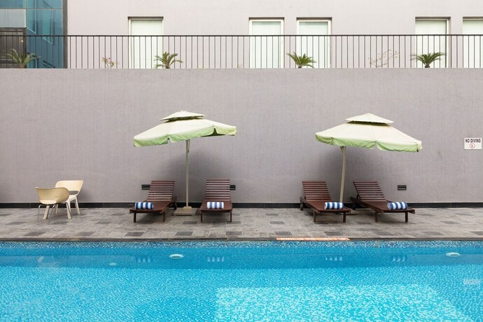 Imagen de la piscina del Hotel Sunday Chandigarh Zirakpur. Foto 39