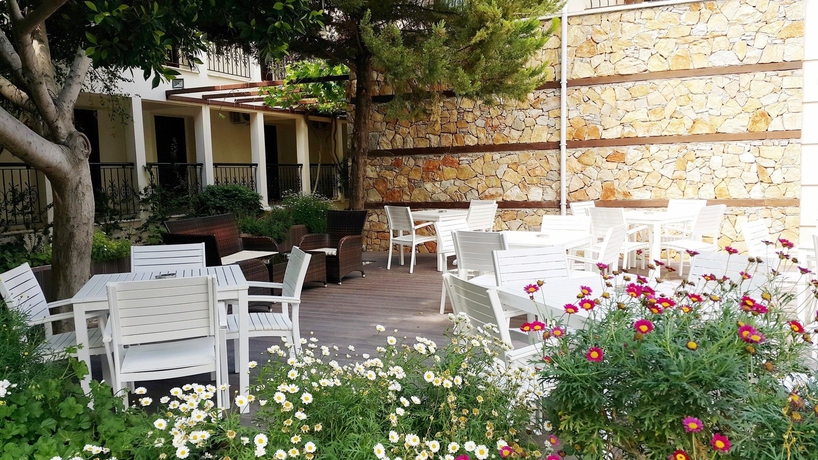 Imagen del bar/restaurante del Hotel Sundia By Liberty &Ouml;l&uuml;deniz. Foto 3