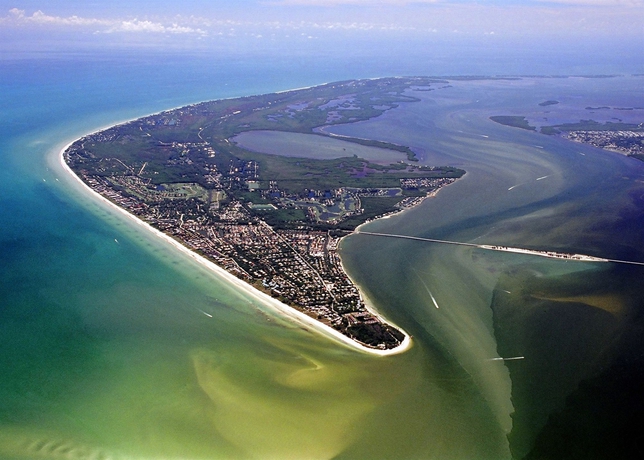 Imagen de los exteriores del Hotel Sundial Beach Resort and Spa. Foto 9