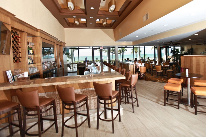 Imagen del bar/restaurante del Hotel Sundial Beach Resort and Spa. Foto 5