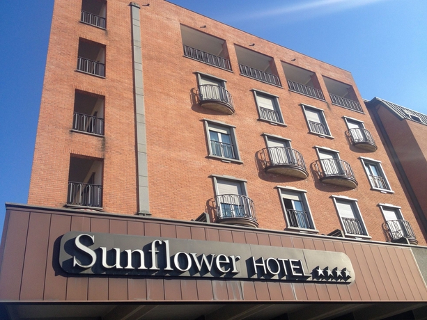 Imagen de los exteriores del Hotel Sunflower, Estación Garibaldi. Foto 12