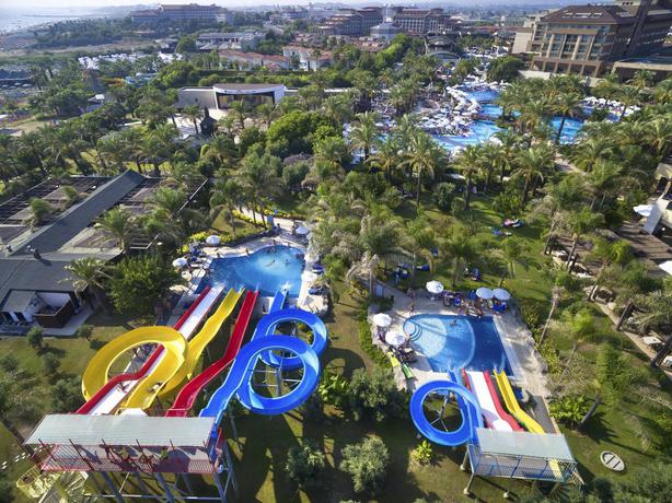 Imagen de la piscina del Hotel Sunis Kumk&ouml;y Beach Resort and Spa - All Inclusive. Foto 11