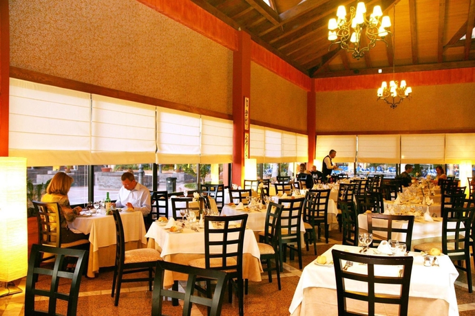 Imagen del bar/restaurante del Hotel Sunlight Bahia Principe Resort. Foto 5