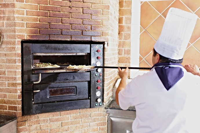 Imagen del bar/restaurante del Hotel Sunlight Bahia Principe Resort. Foto 9