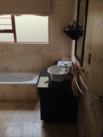 Imagen de la piscina del Hotel Sunninghill Guest Lodge. Foto 16