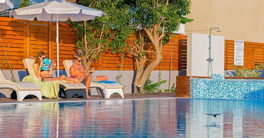 Imagen de la piscina del Hotel Sunny Days. Foto 9