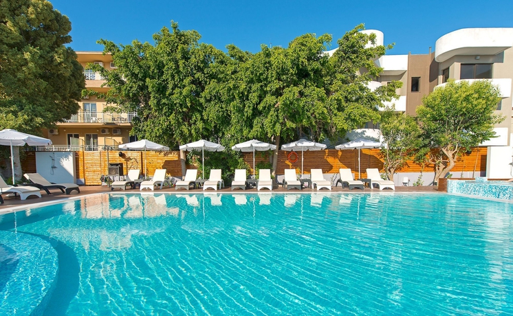 Imagen de la piscina del Hotel Sunny Days. Foto 12