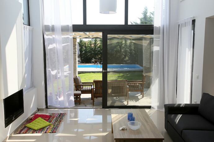 Imagen de la habitación del Hotel Sunny Sani Luxury Villas. Foto 17