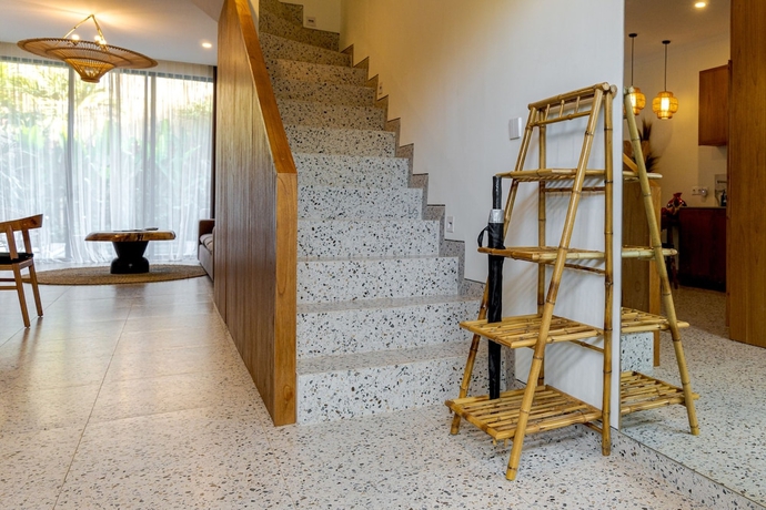 Imagen de los interiores del Hotel Sunny Village Batu Bolong. Foto 13