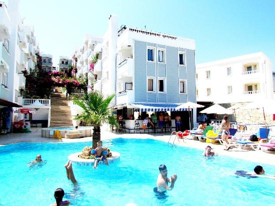 Imagen de la piscina del Hotel Sunpoint Family. Foto 5