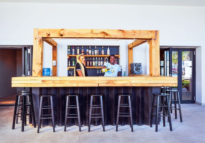 Imagen del bar/restaurante del Hotel Sunprime Tamala Beach Resort. Foto 2