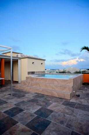 Imagen de la piscina del Hotel Sunrise 42 Suites Hotel. Foto 7
