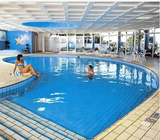 Imagen de la piscina del Hotel Sunrise Beach. Foto 14