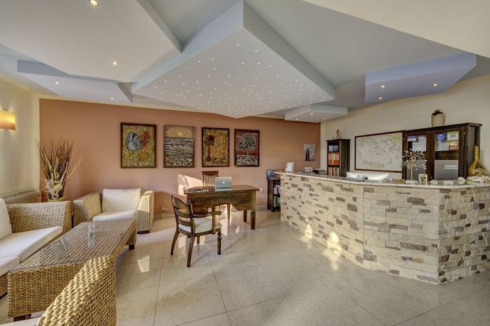 Imagen de los interiores del Hotel Sunrise Beach Suites. Foto 18