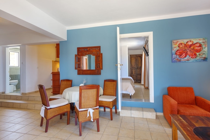 Imagen de la habitación del Hotel Sunrise Beach Suites. Foto 12