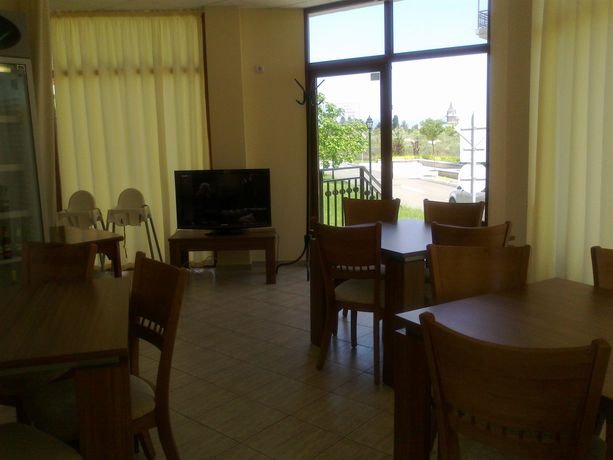 Imagen del bar/restaurante del Hotel Sunrise Club Apart. Foto 2