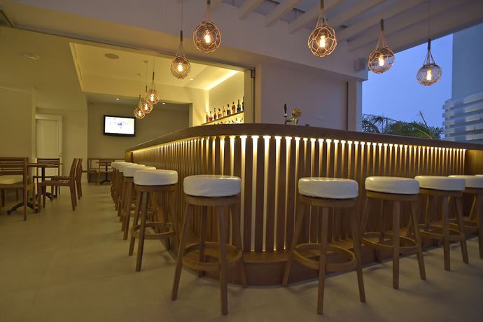 Imagen del bar/restaurante del Hotel Sunrise Gardens Aparthotel. Foto 2