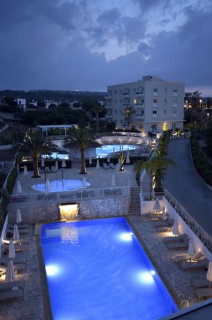 Imagen de la piscina del Hotel Sunrise Gardens Aparthotel. Foto 18