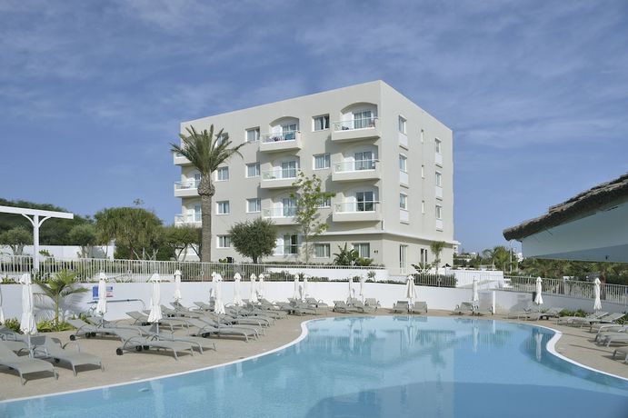 Imagen de la piscina del Hotel Sunrise Gardens Aparthotel. Foto 20