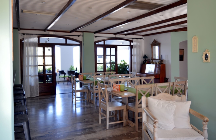 Imagen del bar/restaurante del Hotel Sunrise, Ireo. Foto 4