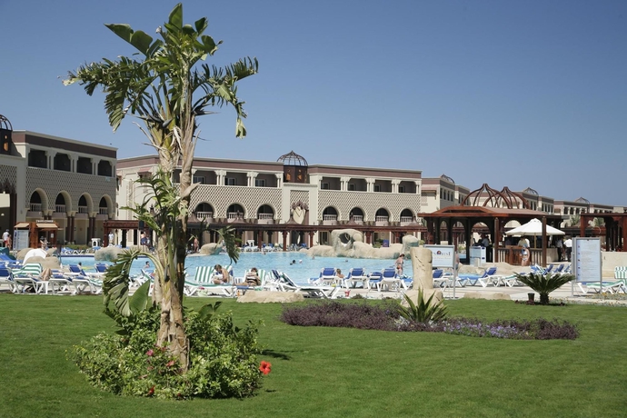 Imagen de la piscina del Hotel Sunrise Mamlouk Palace Resort. Foto 14