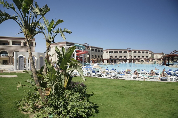 Imagen de la piscina del Hotel Sunrise Mamlouk Palace Resort. Foto 15