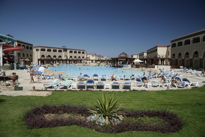 Imagen de la piscina del Hotel Sunrise Mamlouk Palace Resort. Foto 16