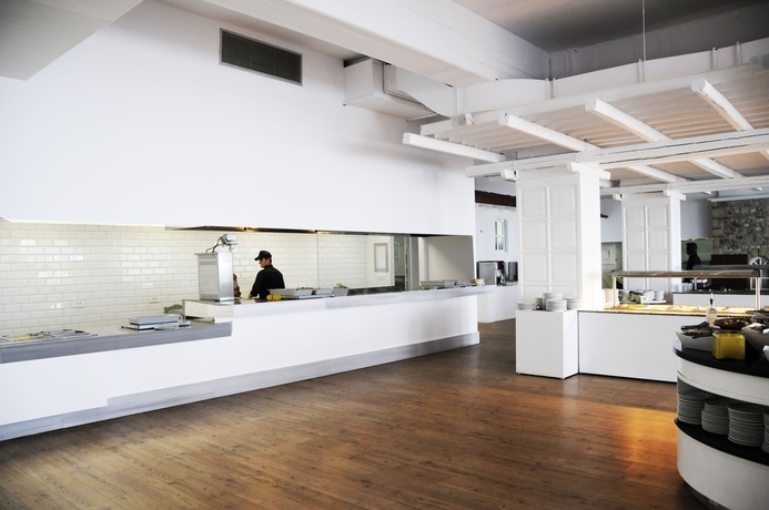 Imagen del bar/restaurante del Hotel Sunrise Village Beach. Foto 3