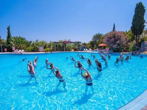 Imagen de la piscina del Hotel Sunrise Village Beach. Foto 19