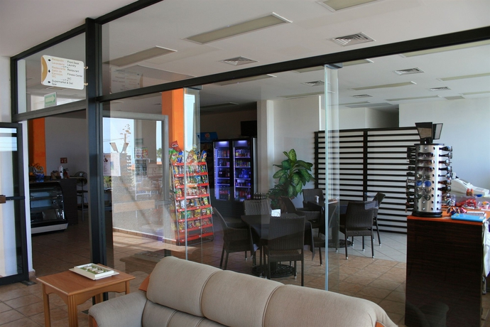 Imagen de los interiores del Hotel Sunrock and Suites. Foto 14