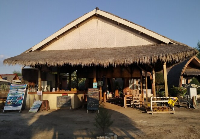 Imagen del bar/restaurante del Hotel Sunset Beach Bungalow and Restaurant. Foto 4