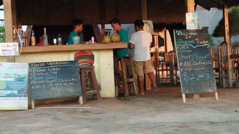 Imagen del bar/restaurante del Hotel Sunset Beach Bungalow and Restaurant. Foto 5