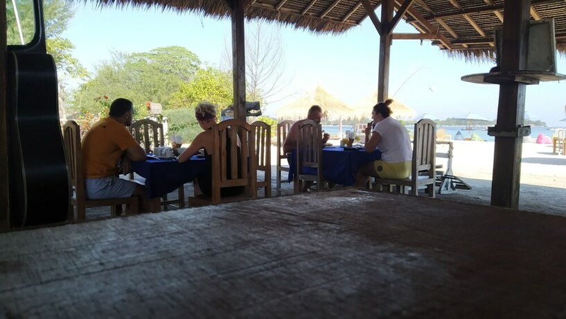 Imagen del bar/restaurante del Hotel Sunset Beach Bungalow and Restaurant. Foto 7