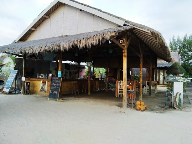 Imagen del bar/restaurante del Hotel Sunset Beach Bungalow and Restaurant. Foto 8