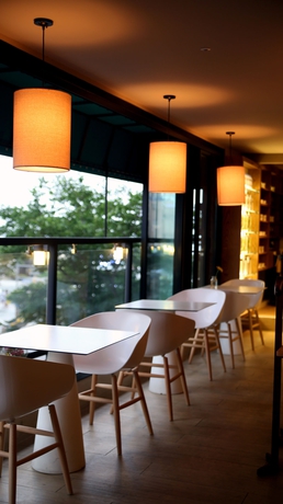 Imagen del bar/restaurante del Hotel Sunset Business. Foto 4